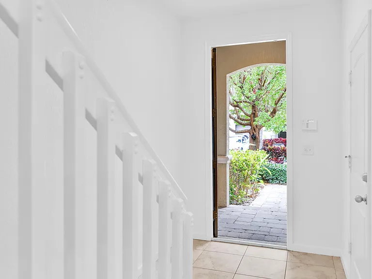 358 SE 1st Way — Photo 4