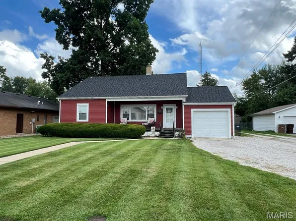 311 W Madison St, Girard, IL 62640