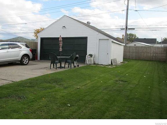 4th image of 153 Moulton Ave