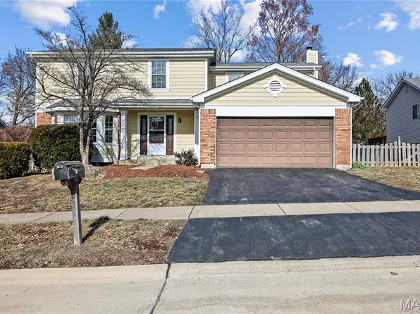 4227 River Oaks Dr, Florissant, MO 63034