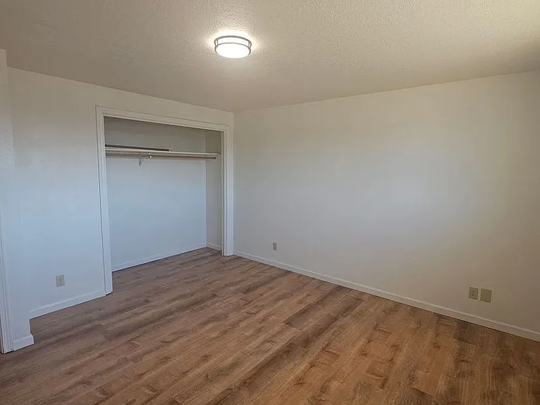 870 NW Commercial St — Photo 4