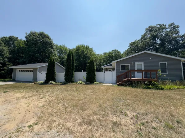 3855 E Sternberg Rd, Fruitport, MI 49415