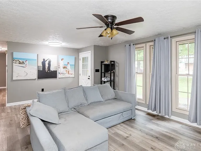 2401 Kewanna Ln — Photo 6