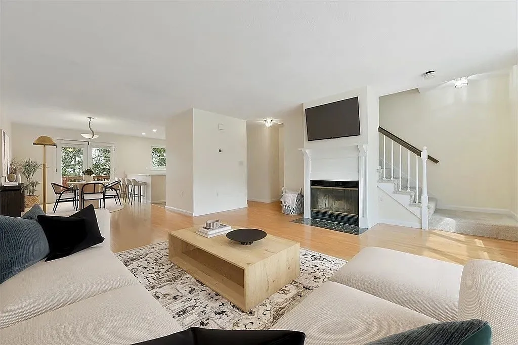 2 bed, 1.5 bath, 1405 sqft, $4,100 — Photo 2