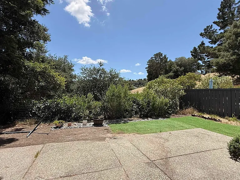 1932 Ascot Dr — Photo 4