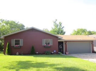 6 Lake Point Dr, Columbus, NE 68601
