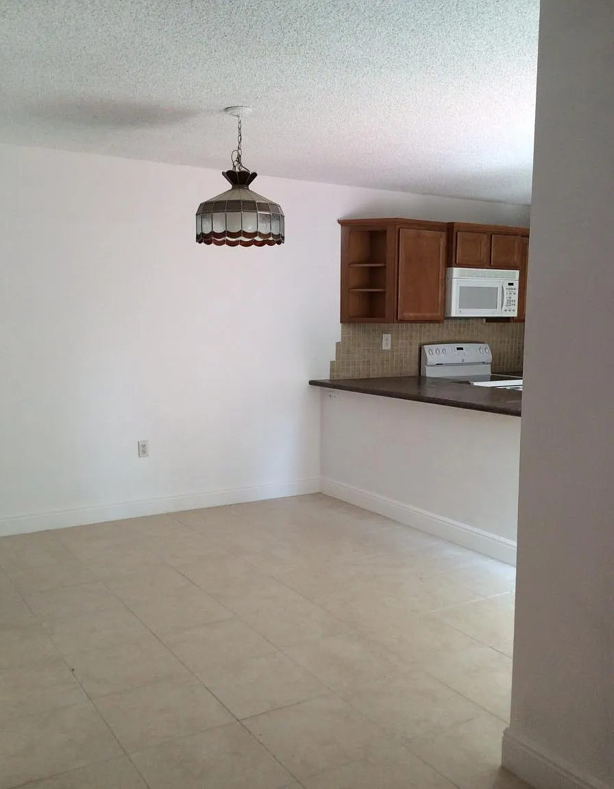 820 8th Court — Photo 3