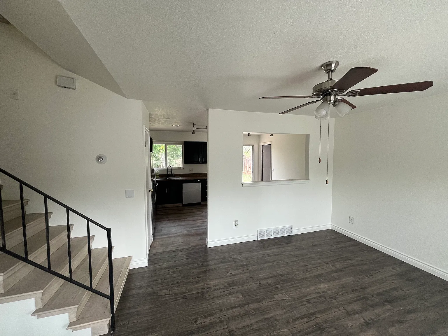 3 bed, 1296 sqft, $2,500 — Photo 2