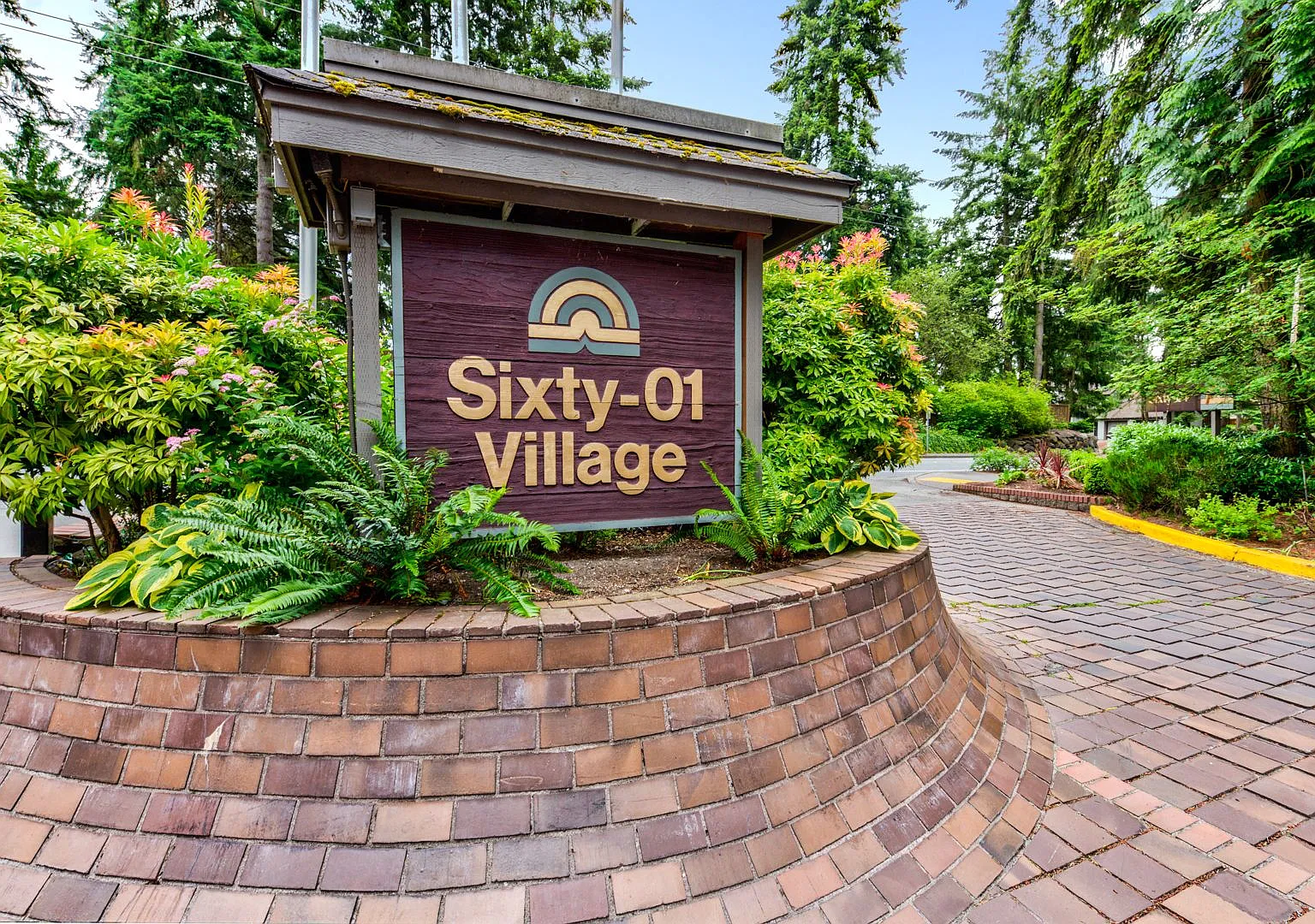Serene Lake Views & Spacious Top-Floor Living Near Microsoft & Google — Photo 4