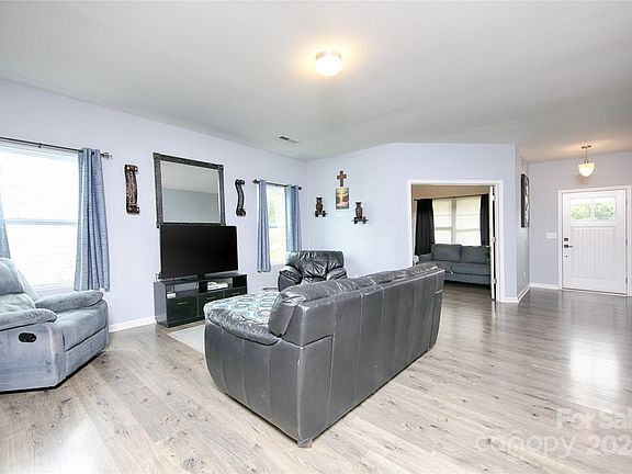 5th image of 133 Jobe Dr