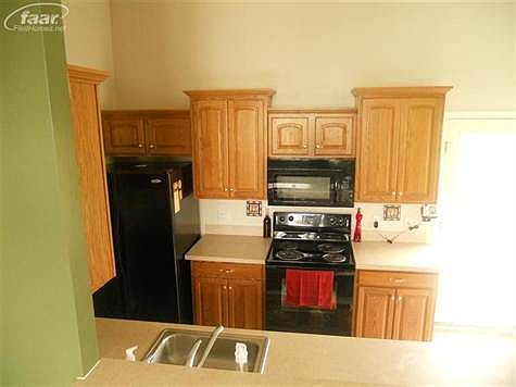 3rd image of 996 King James Ct