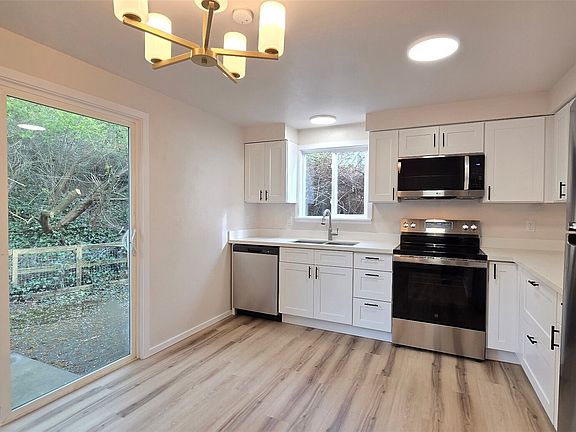 2nd image of 924 - 926 CRESTVIEW Lane