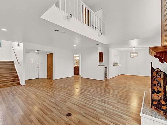 3rd image of 463 Summit Cir