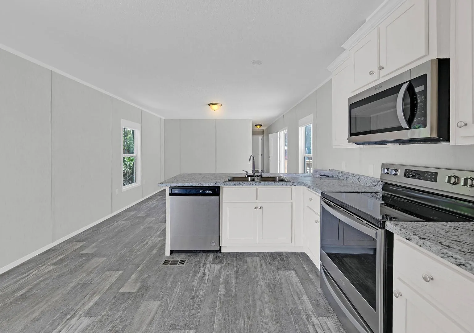 Brand New 3 Br 2 Bath Luxury Mobile Home - Great Location ! — Photo 1
