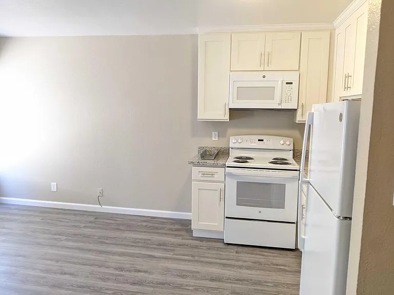 5533 Mission St #204 — Photo 5