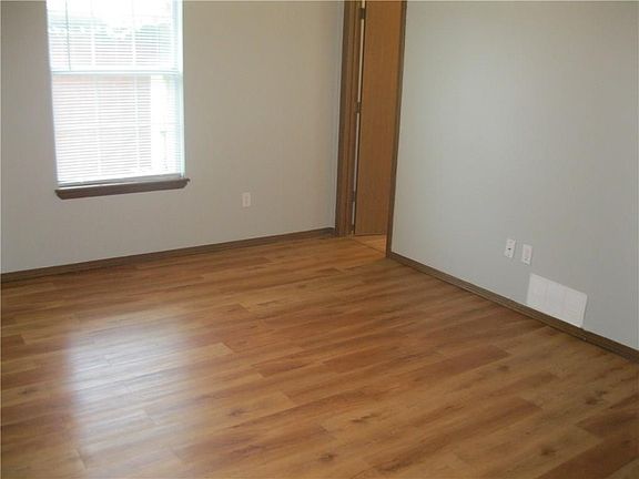 5th image of 802 E Eastview Dr