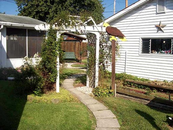 4th image of 1080 E St NE