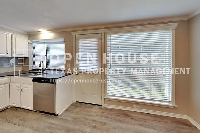 2111 Holly Hill Ln — Photo 6