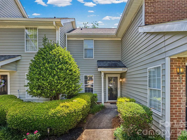 2920 Iron Gate Ln — Photo 1