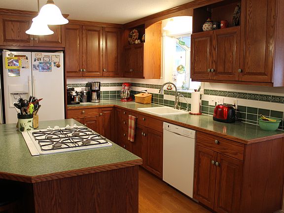 Kitchen w/island cooktop