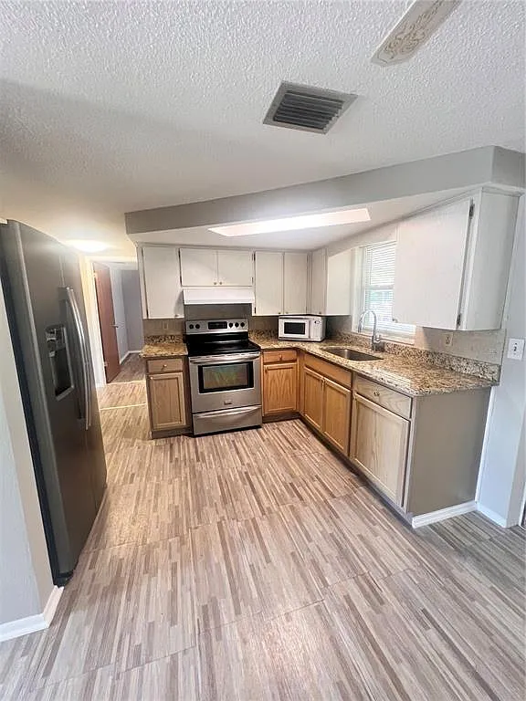 3 bed, 1.5 bath, 912 sqft, $1,600 — Photo 2
