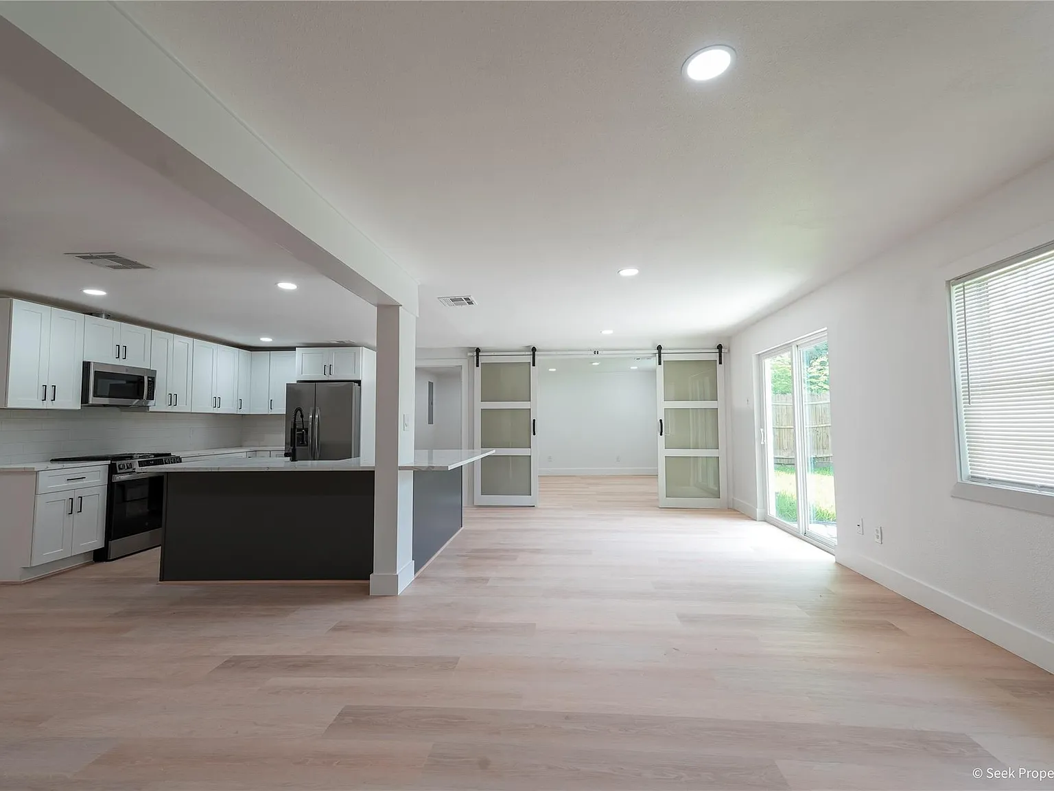 3 bed, 2.0 bath, 2276 sqft, $2,650 — Photo 4