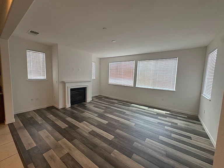 1072 Mariners Dr — Photo 9