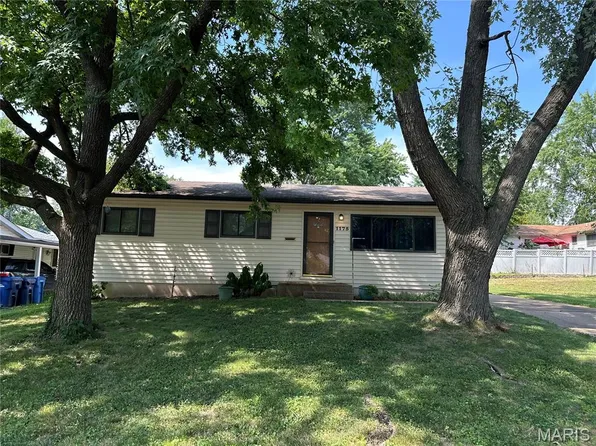 1175 Penhurst Dr, Florissant, MO 63033
