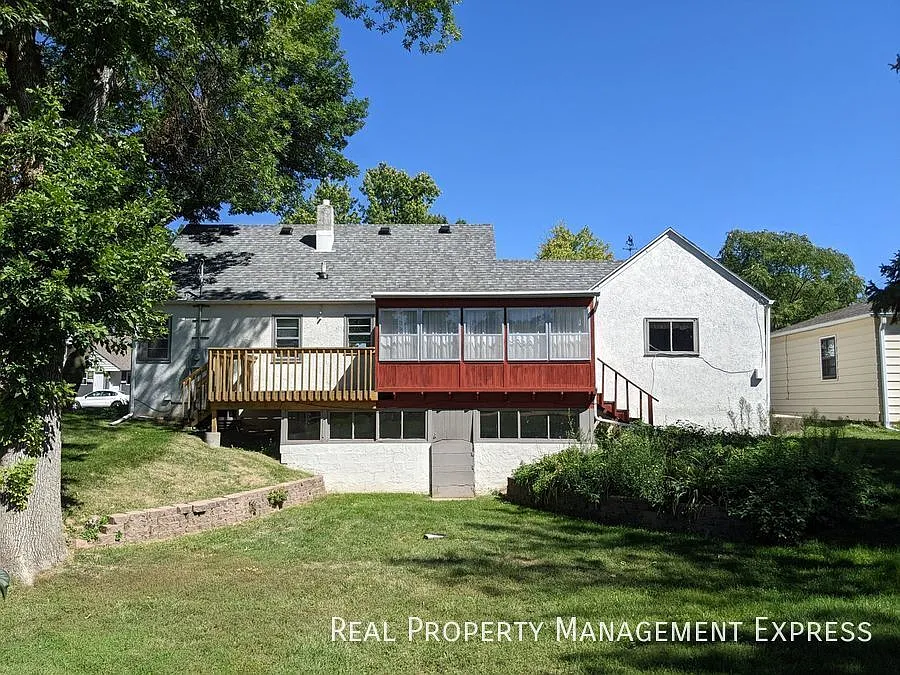 Cozy 3 Bedroom in a Great Location! — Photo 2