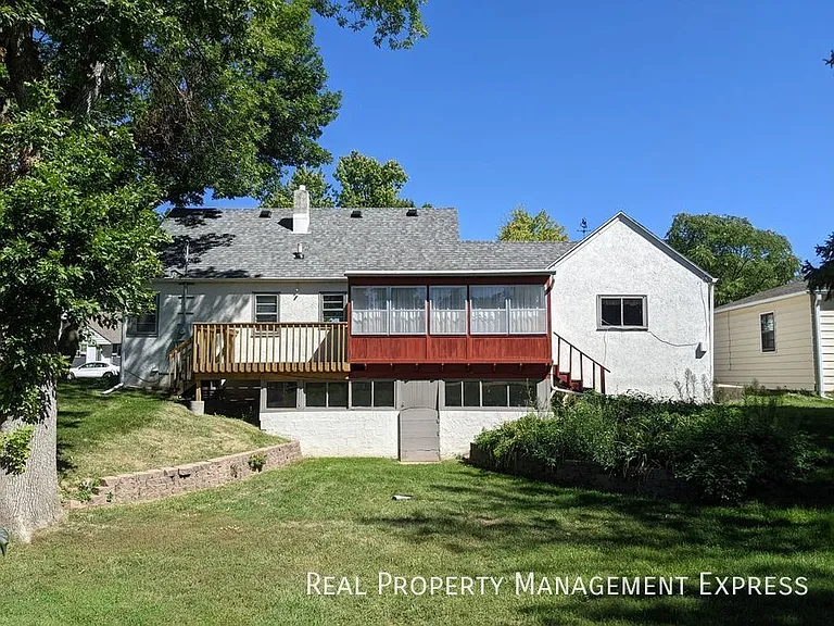 2611 S Duluth Ave — Photo 2