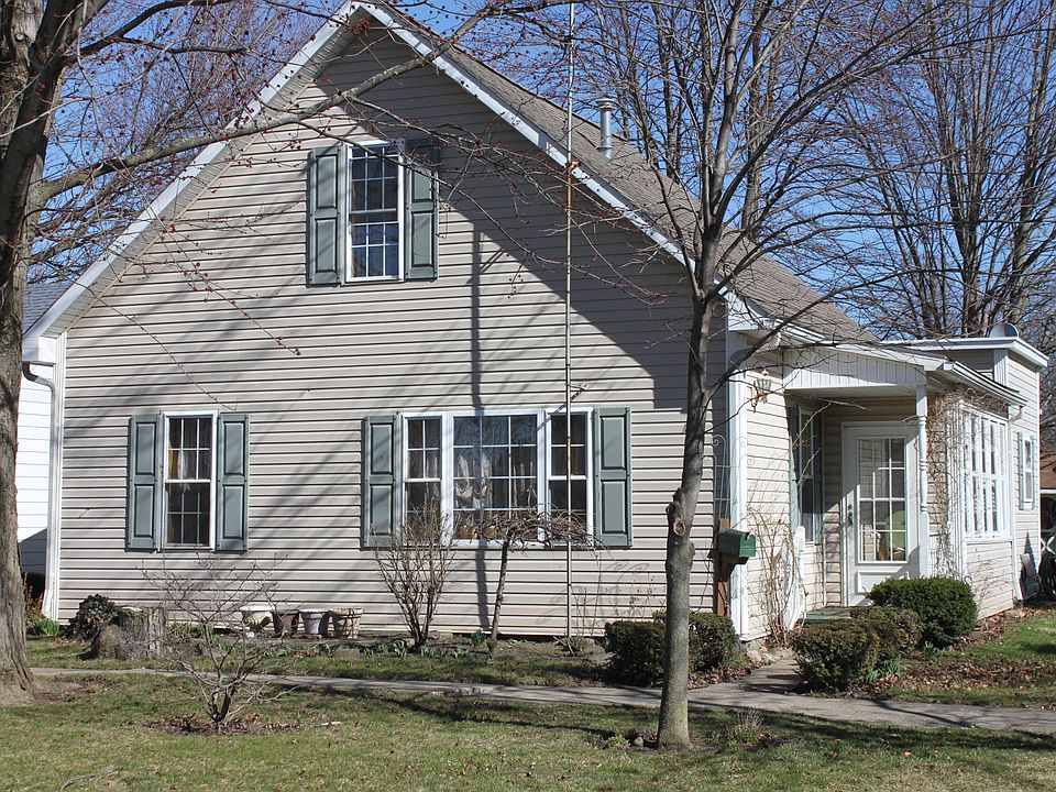 1st image of 135 E Elm St