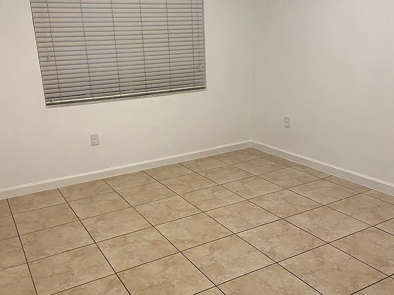 230 SE 29th Ave #10 — Photo 7