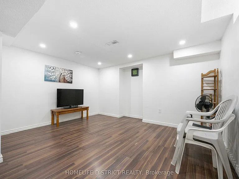 579 Sheppard Ave — Photo 10