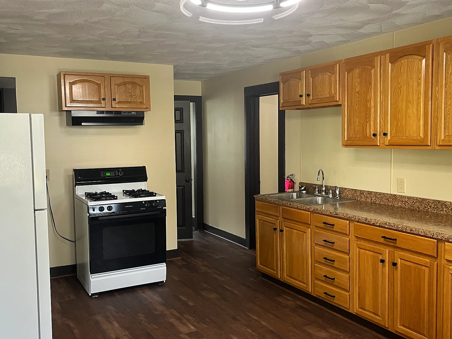 3 bed, 960 sqft, $2,000 — Photo 2