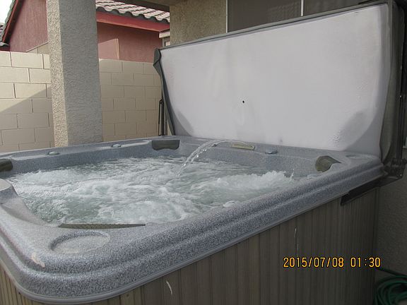 Separate Jacuzzi w/easy lift