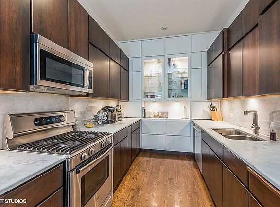 4th image of 1623 W Melrose St Unit 301