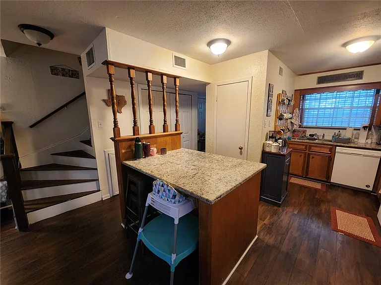 611 Peyton St — Photo 4