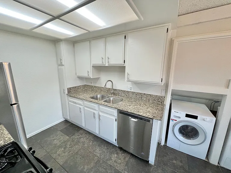 1045 E 3rd St #3 — Photo 8