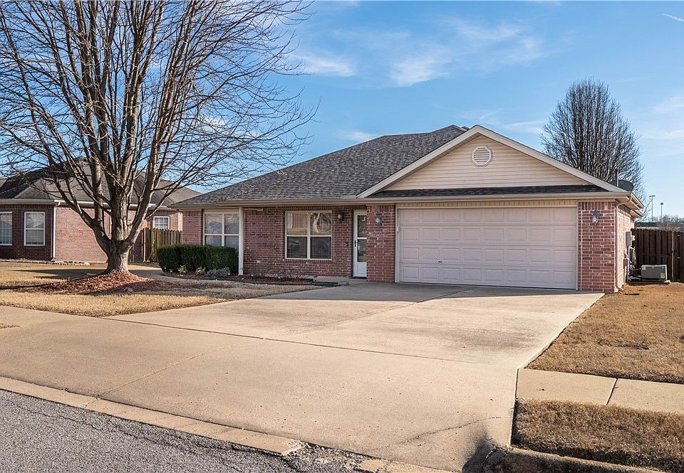 1st image of 405 Lion Dr
