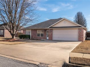 405 Lion Dr, Gravette, AR 72736