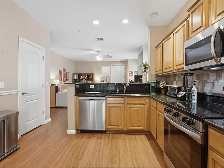 881 S Porter St — Photo 14
