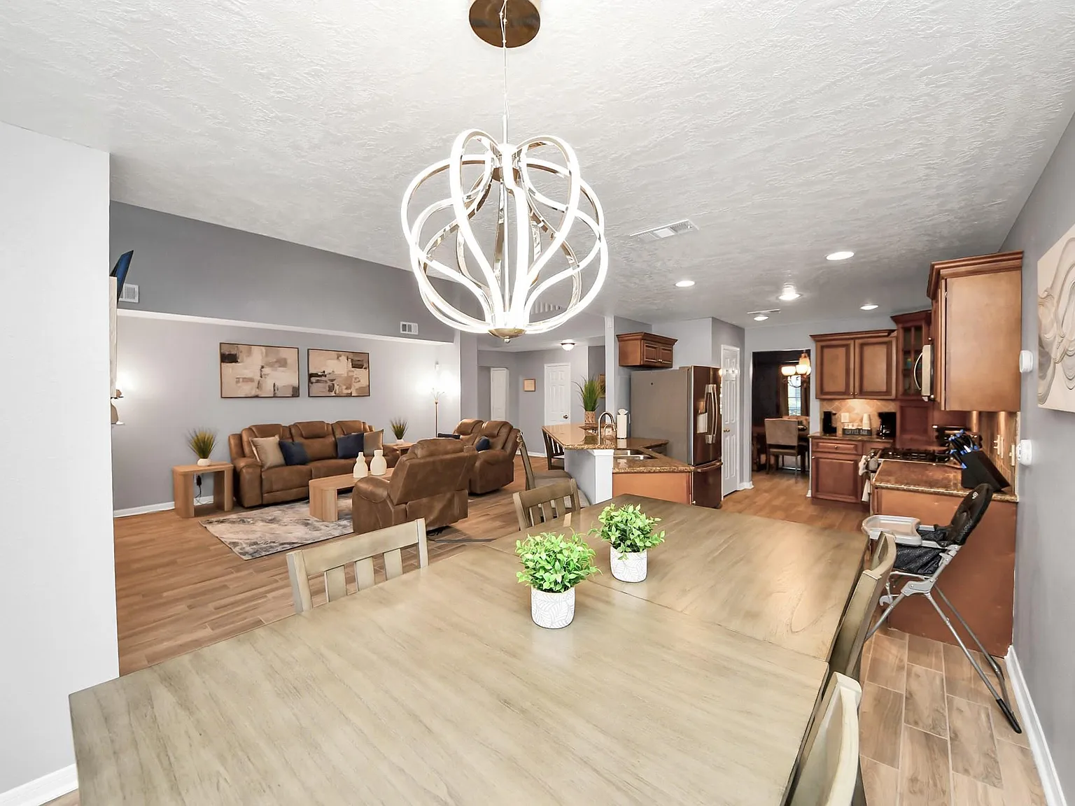 8 bed, 3.5 bath, 4062 sqft, $7,500 — Photo 3