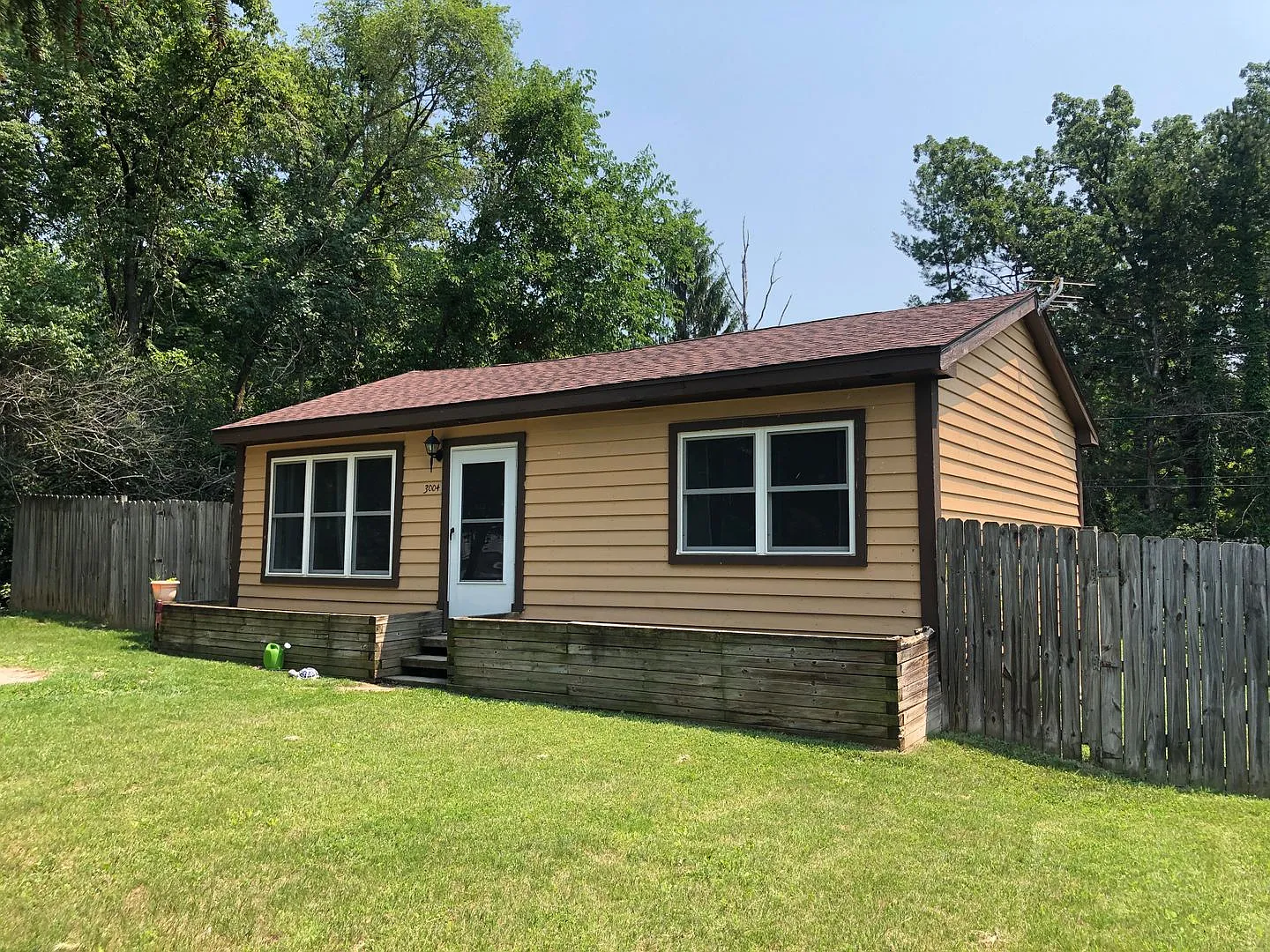 Cute 2 Bedroom in Wonder Lake! Large Fenced Yard! — Photo 1