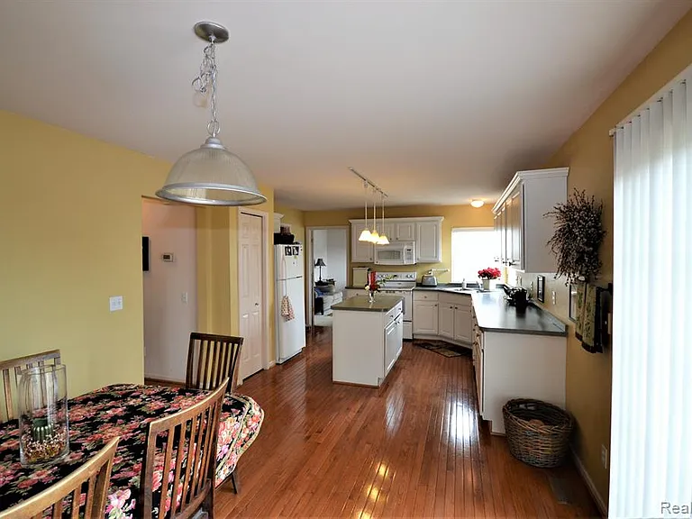 4890 Spring Meadow Dr — Photo 9