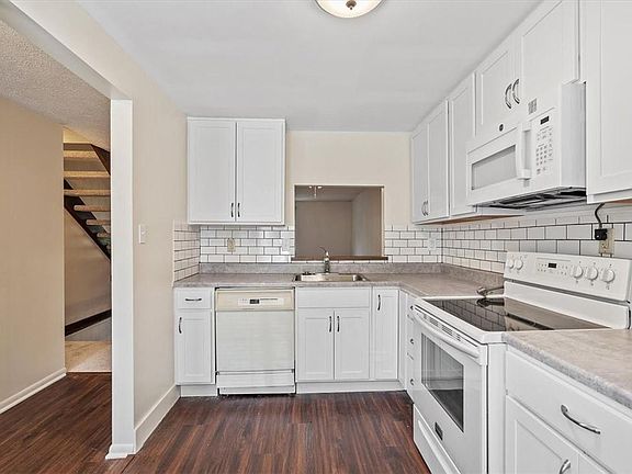3rd image of 645 Newton Sq