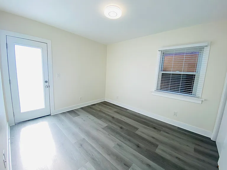 421 S 5th St — Photo 10