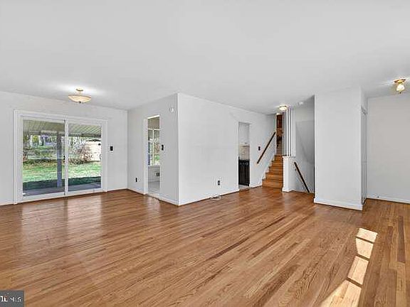 4th image of 405 Woodland Rd