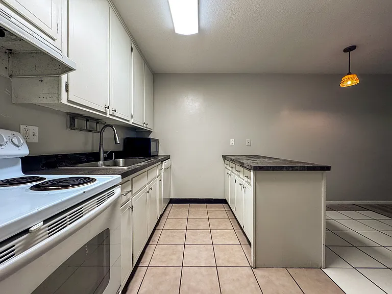 1405 E 40th St #6F — Photo 8
