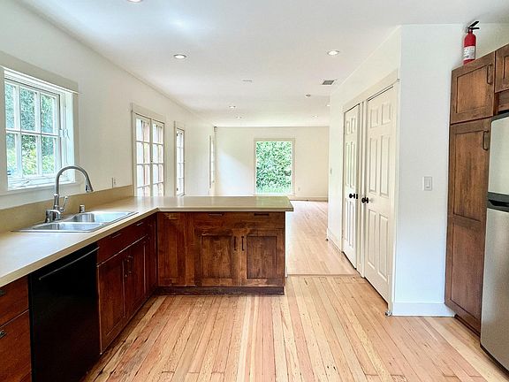 5th image of 1531 Stanford St