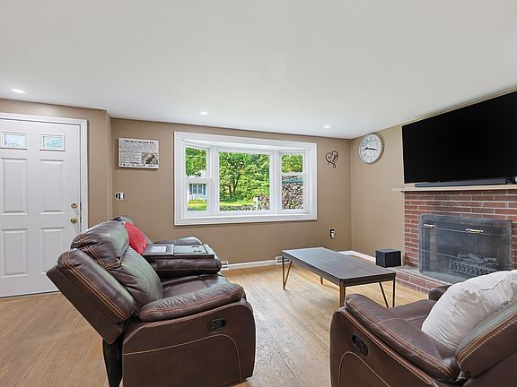 3rd image of 304 Primrose Hill Rd